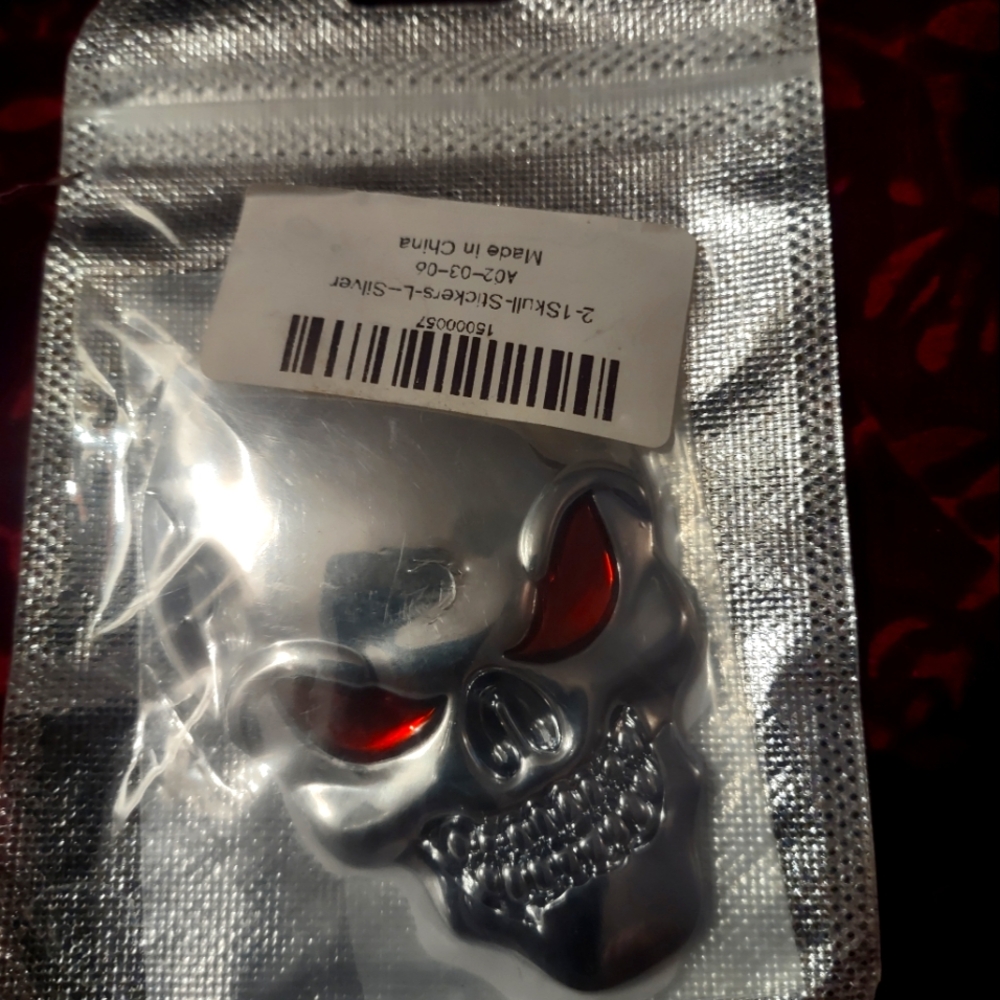 Brand new skull decal